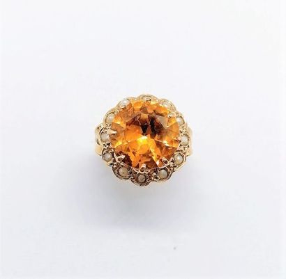 BAGUE tourelle en or jaune 18K (750/°°),ornée...