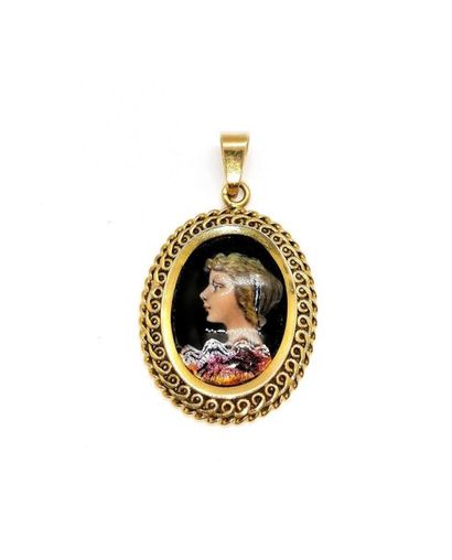 MEDAILLE en or jaune 18K (750/°°), ornée...
