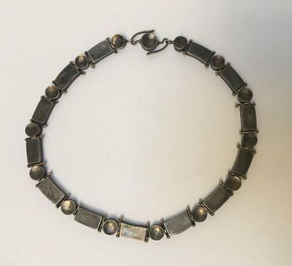 COLLIER composé de maillons ronds et rectangulaires...