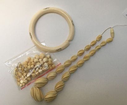 ENSEMBLE composé d'un collier en perles d'ivoire...