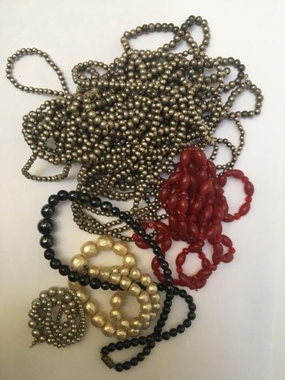 ENSEMBLE composé de colliers fantaisie d...