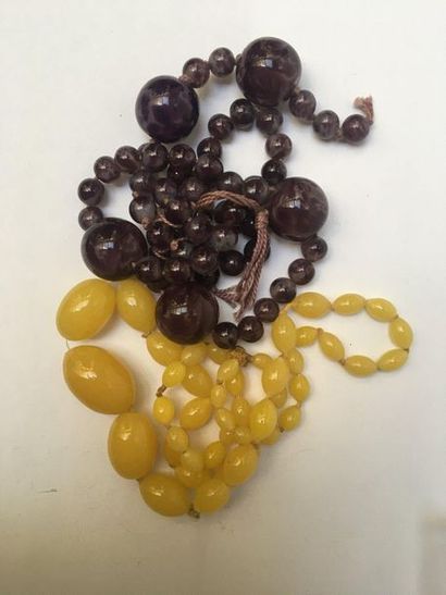 ENSEMBLE composé de colliers fantaisie d...