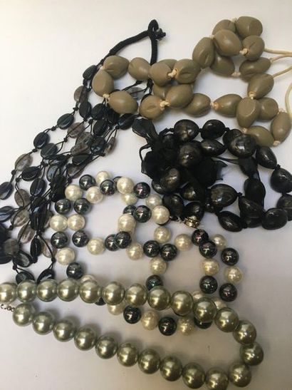 ENSEMBLE composé de colliers fantaisie d...