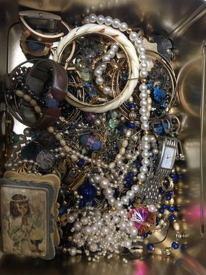 LOT de bijoux fantaisie divers: bracelets,...