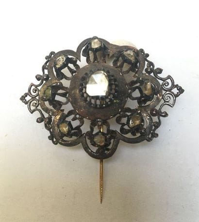 BROCHE en or 18k (750/°°) et argent 925/°°...