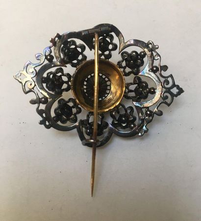 BROCHE en or 18k (750/°°) et argent 925/°°...