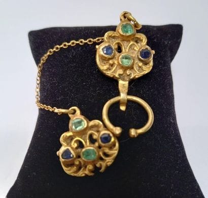 * - FIBULE en or jaune 14k (585/°°) à motif...
