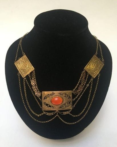 COLLIER dit 
