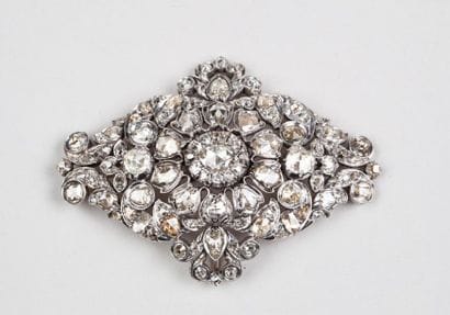 ELEMENT DE PARURE en or gris 18k (750/°°)...