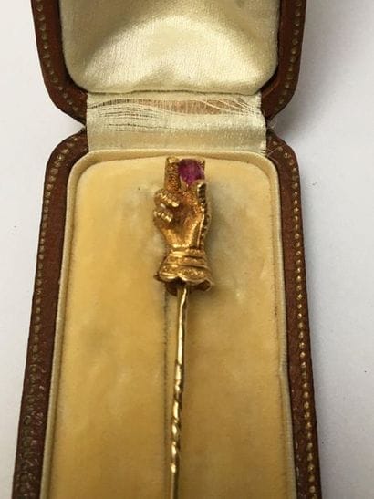 EPINGLE DE CRAVATE en or jaune 18k (750/°°)...