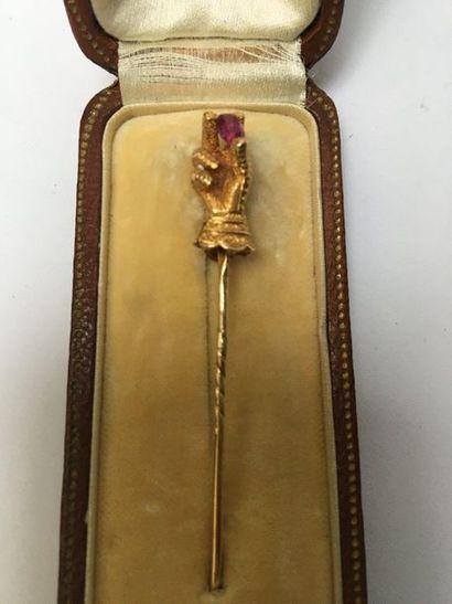 EPINGLE DE CRAVATE en or jaune 18k (750/°°)...