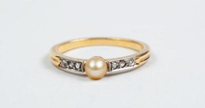 FINE BAGUE ancienne en or 18k (750/°°) centrée...
