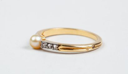 FINE BAGUE ancienne en or 18k (750/°°) centrée...
