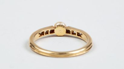 FINE BAGUE ancienne en or 18k (750/°°) centrée...