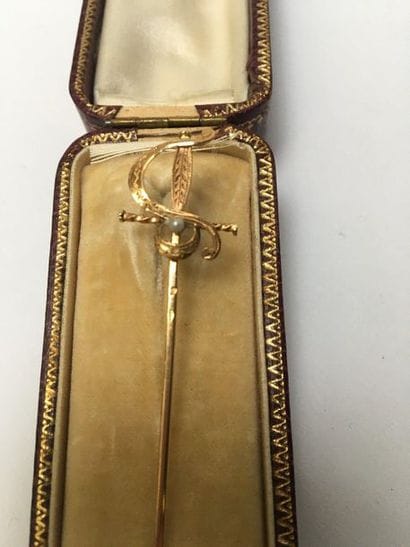 EPINGLE DE CRAVATE en or jaune 18k (750/°°)...