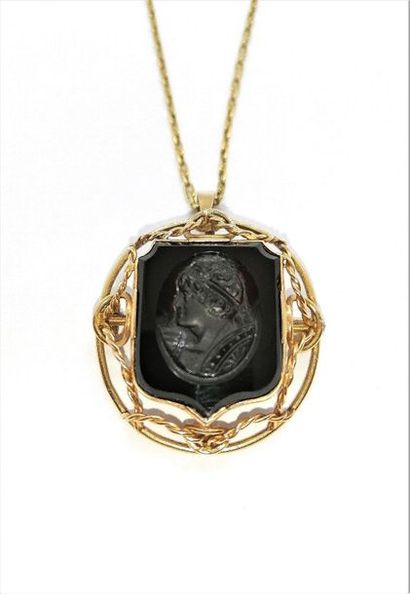 IMPOSANT BLASON orné d'une intaille sur onyx...