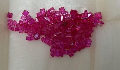 LOT DE RUBIS synthétiques calibrés sur p...
