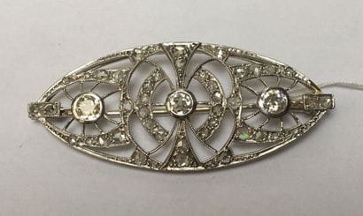 BROCHE en platine et or blanc 18k (750/°°)...