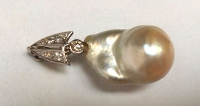 PENDENTIF en or gris 18k (750/°°) en forme...