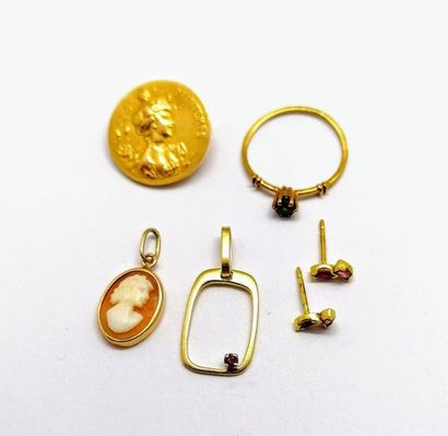 LOT D'OR 18K (750/°°) composé de clou d'oreilles...