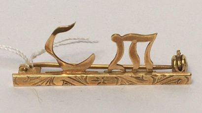 * - BROCHE en or jaune 18k (750/°°) monogrammée...