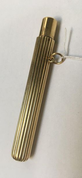 * - PORTE-CRAYON godronné en or 14k (585/°°)....