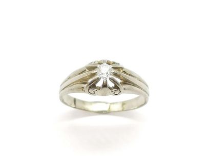 BAGUE SOLITAIRE en or blanc 18K (750/°°)...