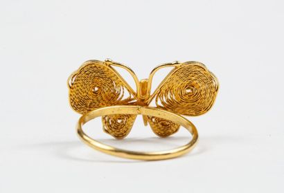 BAGUE en or jaune 18k (750/°°) centrée d'un...