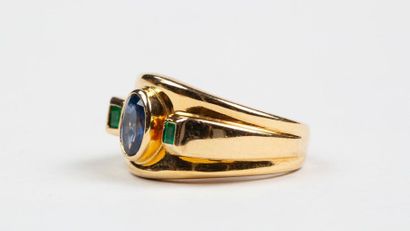 BAGUE bandeau en or jaune 18k (750/°°) centrée...