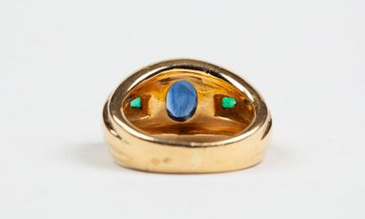 BAGUE bandeau en or jaune 18k (750/°°) centrée...