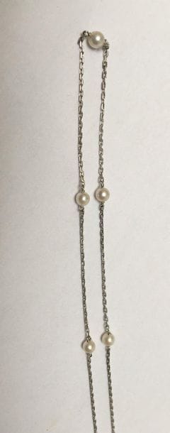 COLLIER en or gris 18k (750/°°) ponctué de...