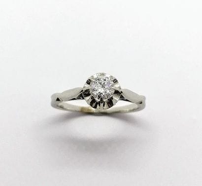 BAGUE SOLITAIRE en or blanc orné d'un diamant...