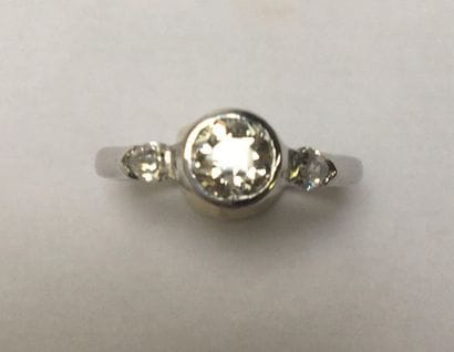 BAGUE en or gris 18k (750/°°) centrée d'un...