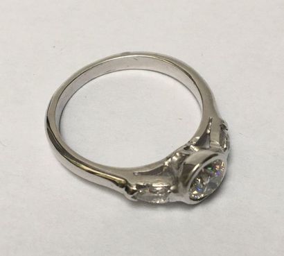 BAGUE en or gris 18k (750/°°) centrée d'un...
