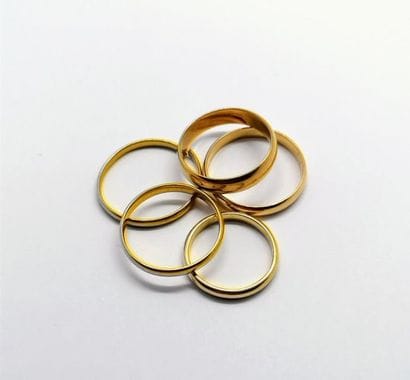 Lot de 5 ALLIANCES en or jaune 18K (750/°°),...