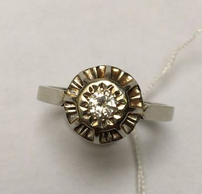 BAGUE SOLITAIRE en or gris18k (750/°°) centrée...