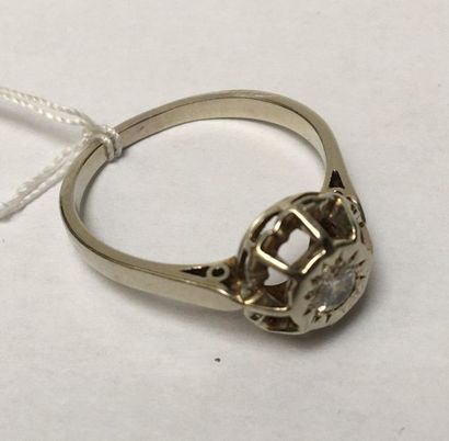 BAGUE SOLITAIRE en or gris18k (750/°°) centrée...