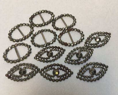 ENSEMBLE DE 12 boucles et éléments de parure...