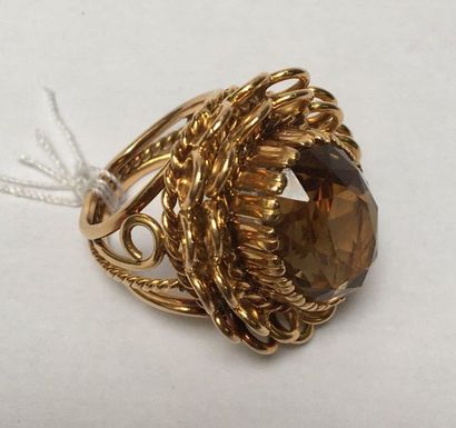 BAGUE en or jaune 18k (750/°°) centrée d'une...