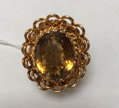 BAGUE en or jaune 18k (750/°°) centrée d'une...