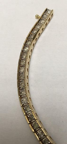 * - BRACELET RIVIERE en or jaune 9/10k serti...