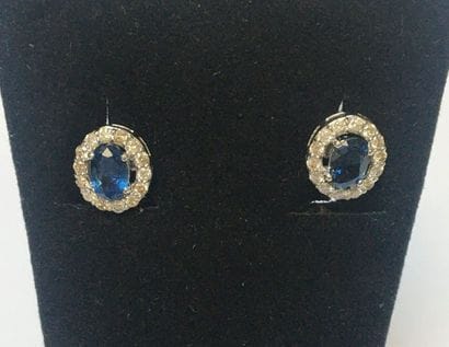 PAIRE DE CLOUS D'OREILLE en or gris 18k (750/°°)...