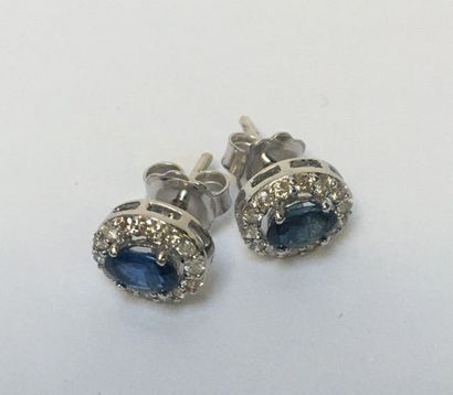 PAIRE DE CLOUS D'OREILLE en or gris 18k (750/°°)...