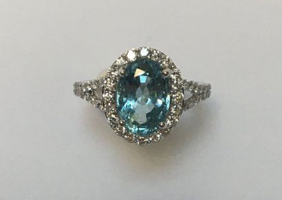 BAGUE en or gris 18k (750/°°) centrée d'une...