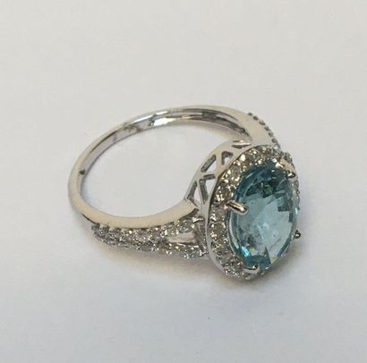 BAGUE en or gris 18k (750/°°) centrée d'une...