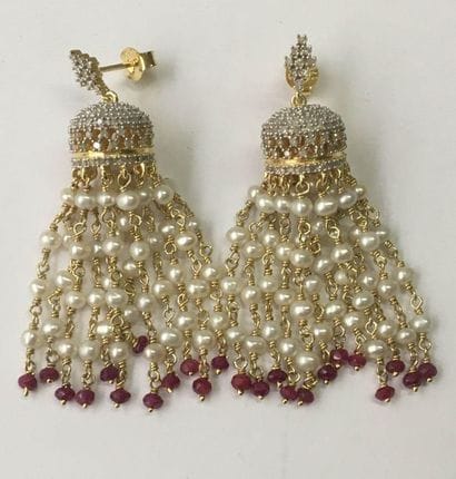 PAIRE DE PENDANTS d'oreilles en argent doré...