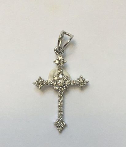 PENDENTIF CROIX en or gris 18k (750/°°) sertie...