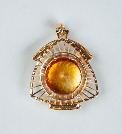 IMPORTANT PENDENTIF en or jaune 18k (750/°°)...