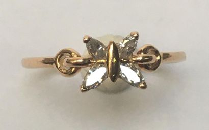 BAGUE en or jaune 18k (750/°°) centrée d'un...