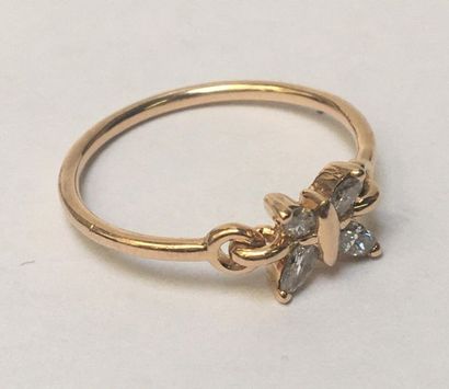 BAGUE en or jaune 18k (750/°°) centrée d'un...
